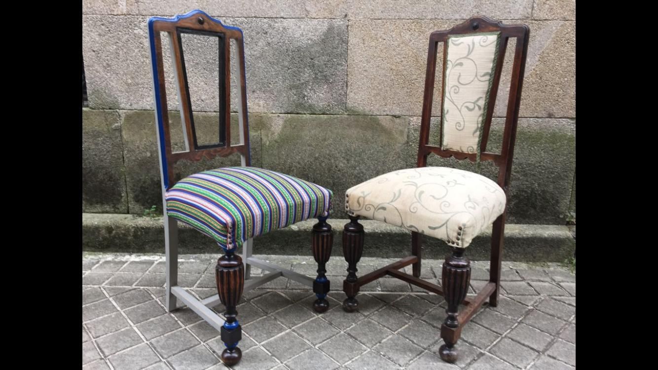 Dos sillas antiguas con asientos de tela diferentes y marcos pintados se encuentran afuera.