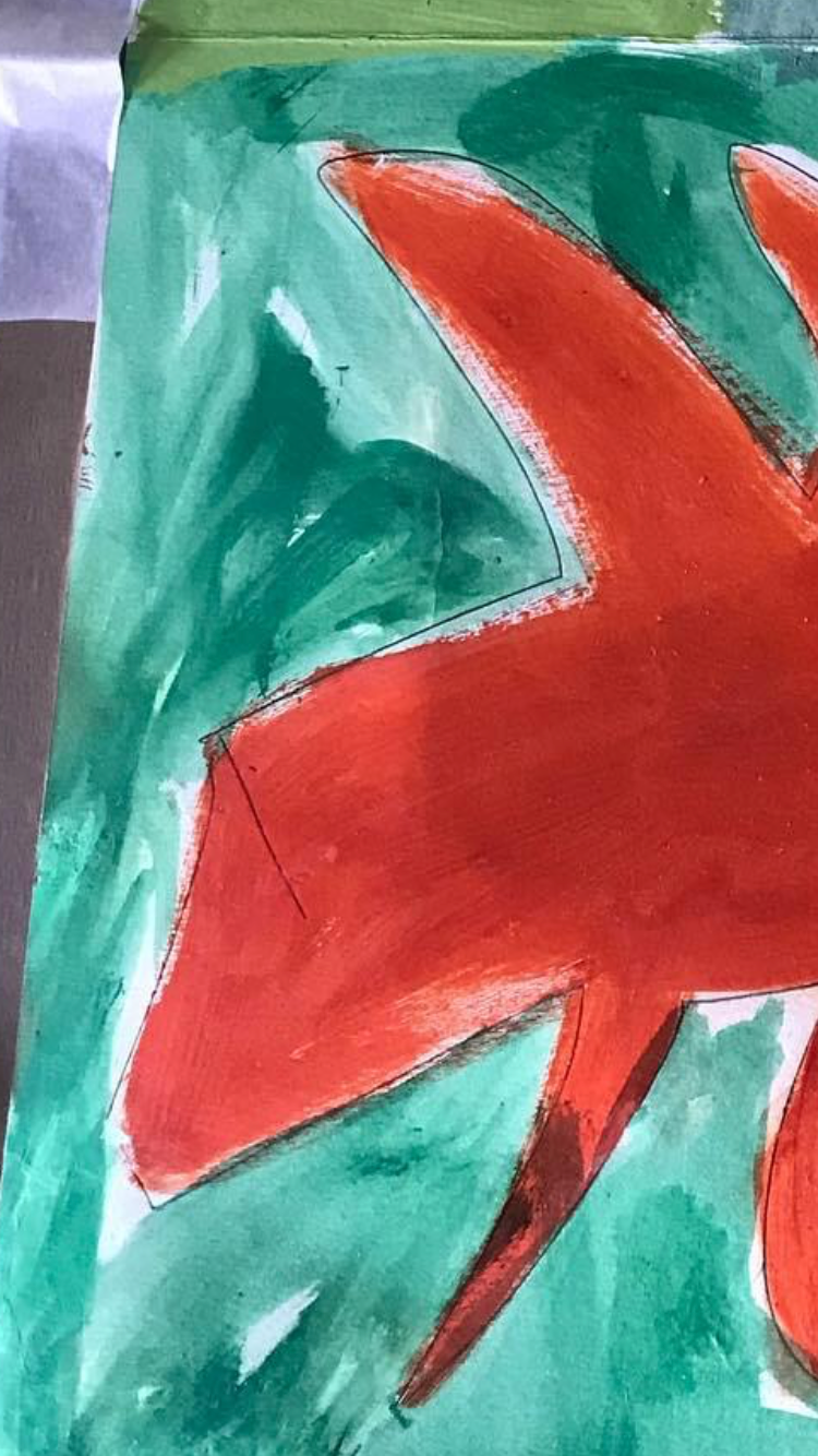 Estrella roja brillante sobre un fondo verde.