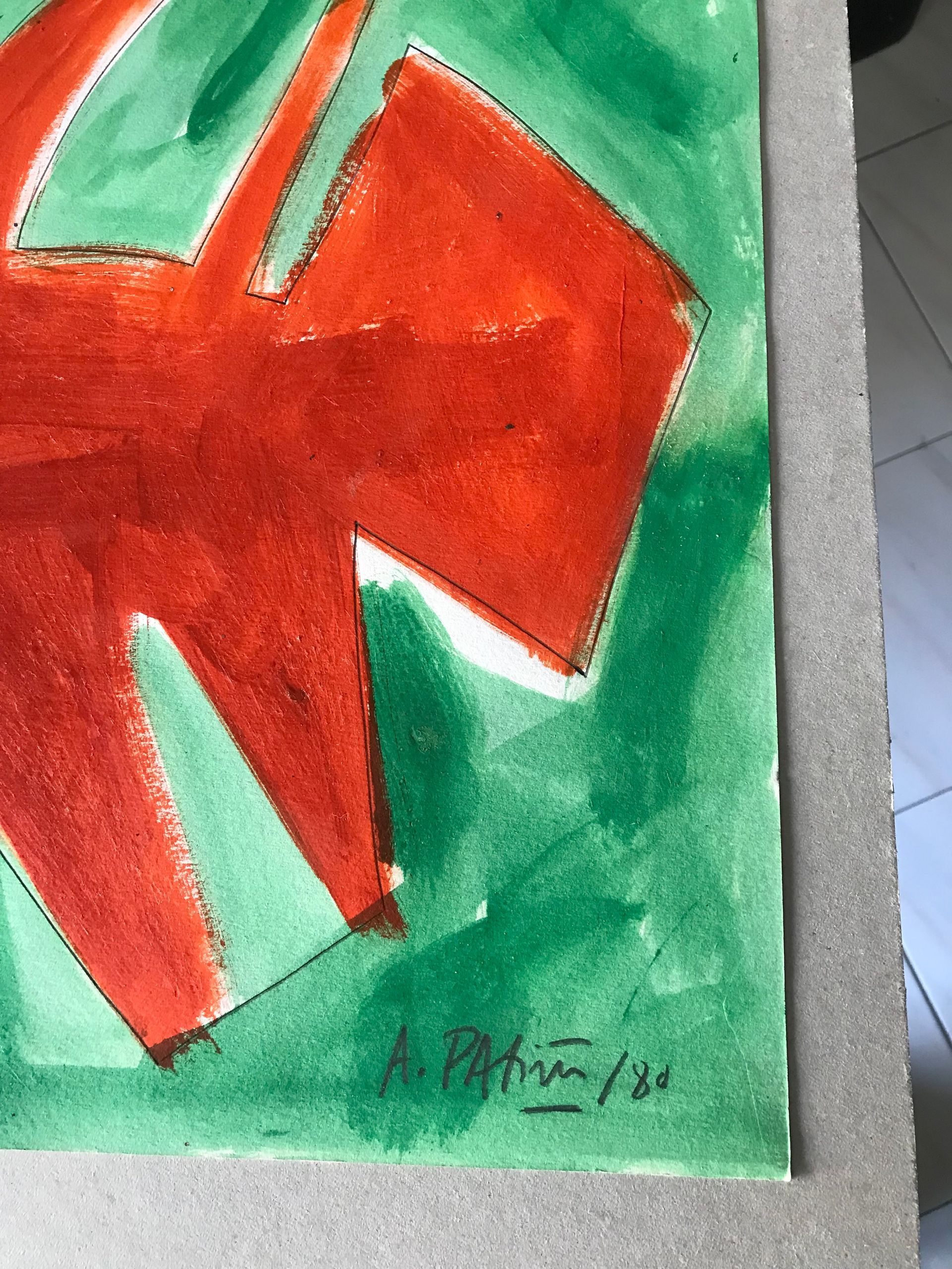 Figura abstracta roja sobre fondo verde, firmada