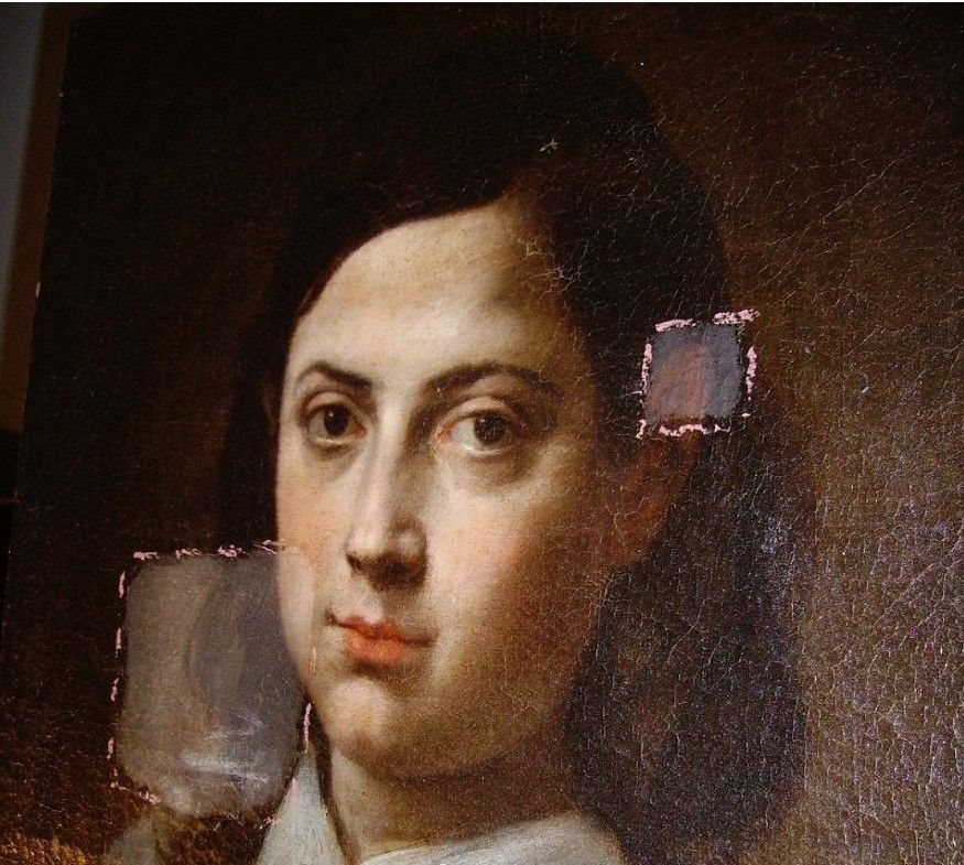 Retrato de un hombre con manchas de pintura dañadas. Fondo marrón. El hombre tiene cabello oscuro, piel pálida y mira al frente.