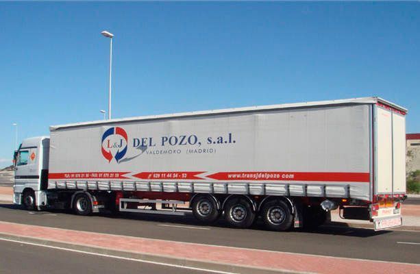 Un camión semirremolque blanco con la palabra