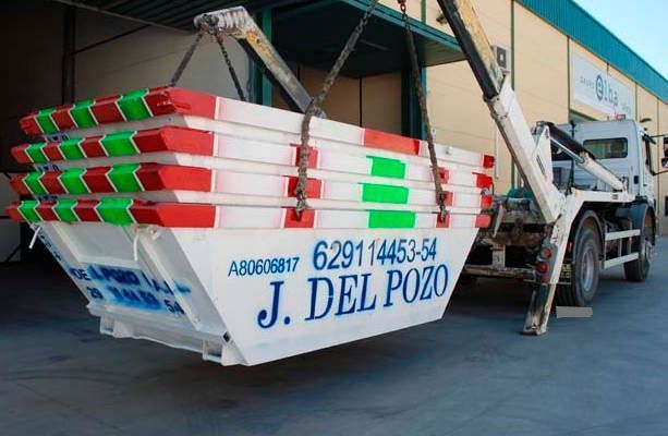 Un contenedor de basura con el nombre J. del Pozo.