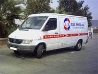 Una camioneta blanca está estacionada al costado de la carretera.