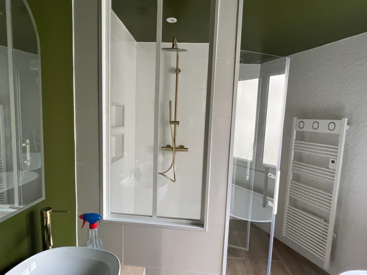Installation d'une cabine de douche dans une salle de bains
