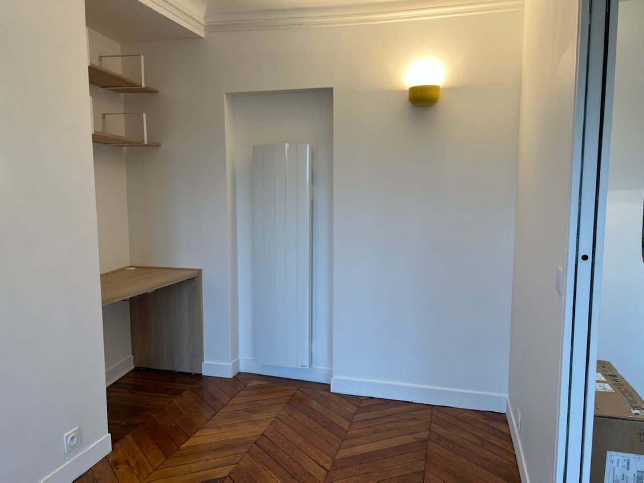 Couloir avec une lampe murale et des rangements