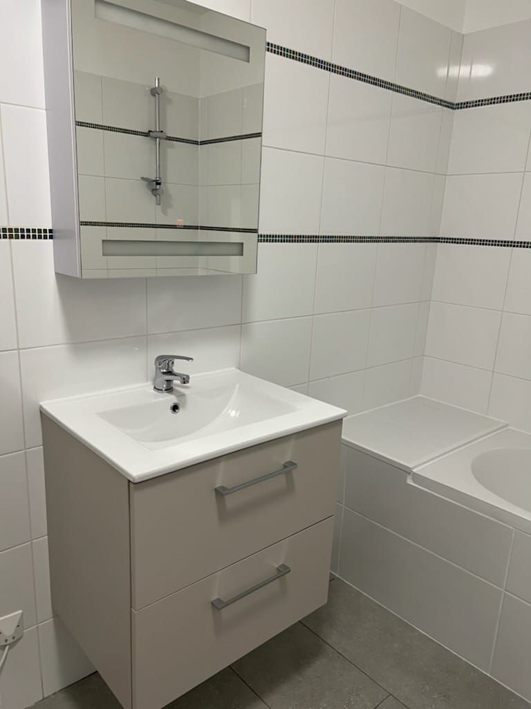 Pose d'un lavabo avec miroir et meuble