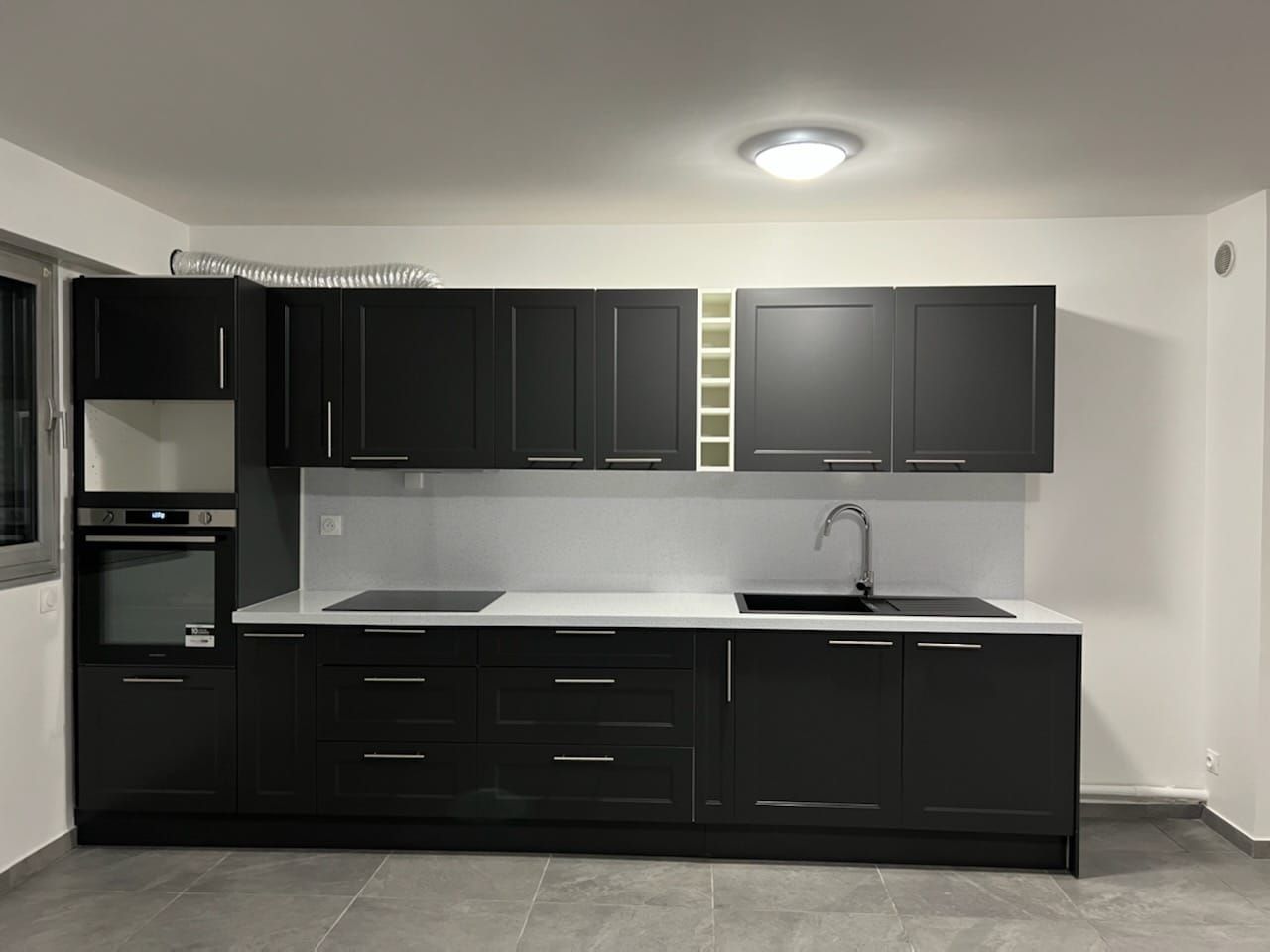 Installation d'une cuisine et de l'électricité des appareils électroménagers