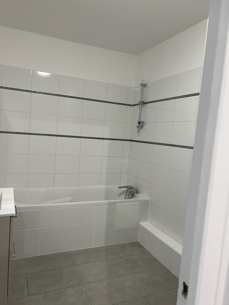 Installation d'une baignoire avec une barre de douche