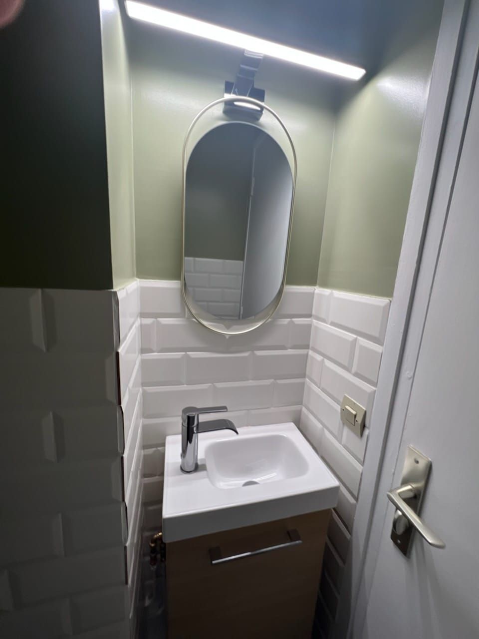 Pose de faïence autour d'un lavabo