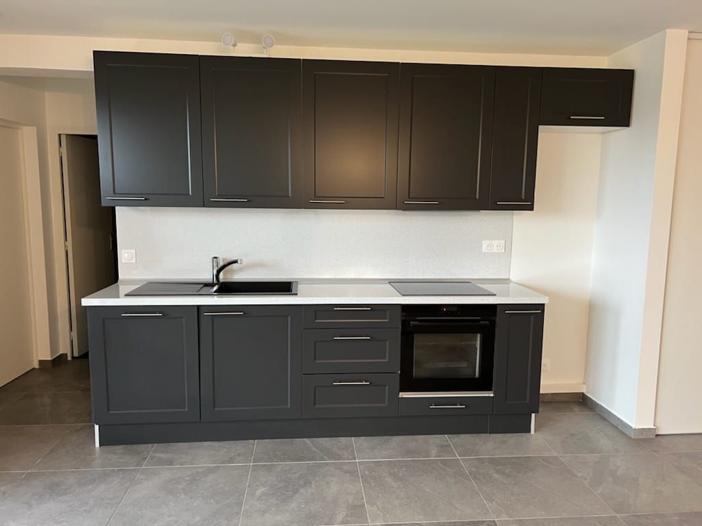 Installation d'une cuisine avec l'éclairage et des travaux de rénovation