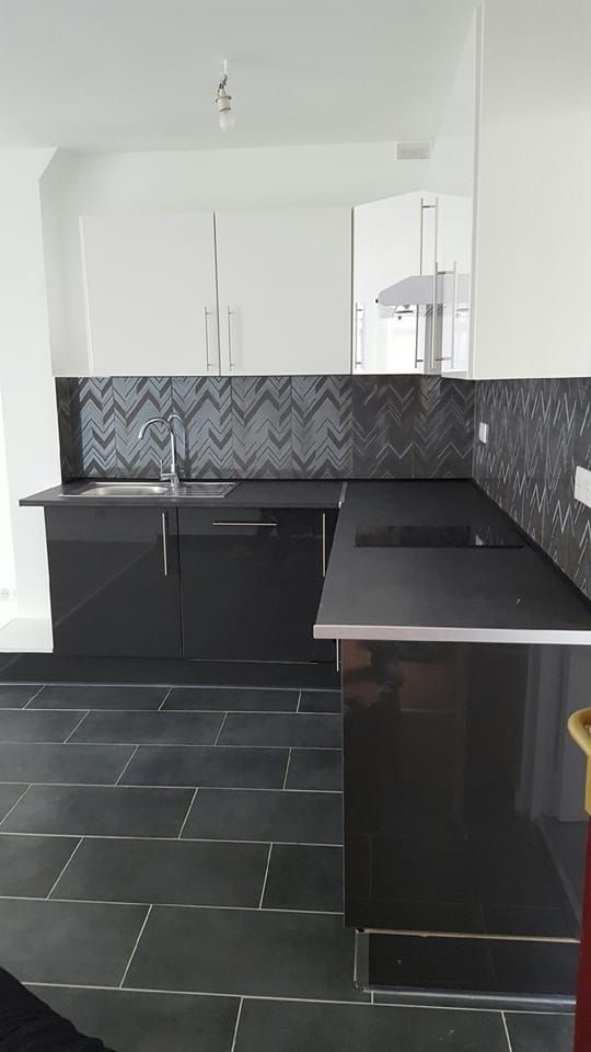 Carrelage et faïence dans des tons gris et noirs dans une cuisine