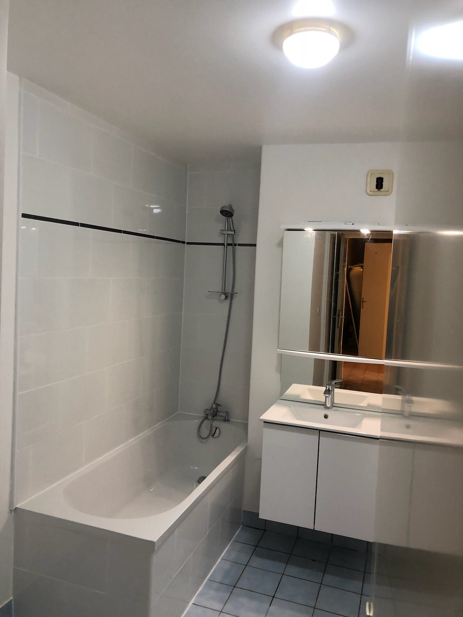 Faïence murale pour une baignoire avec douche