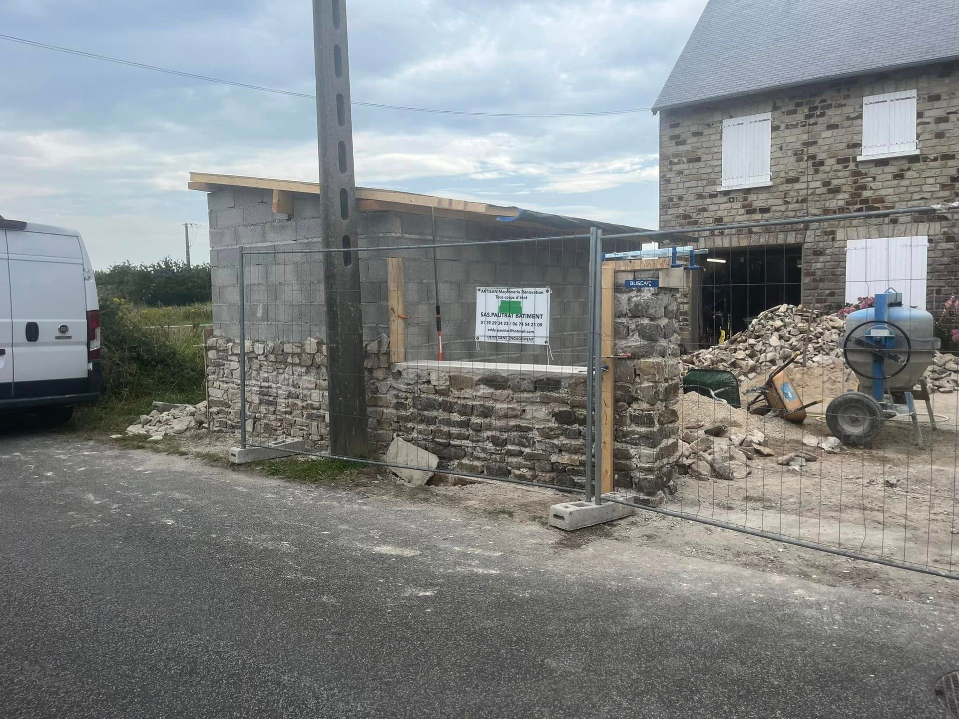 Autre angle de la mise en place du muret à côté du cabanon, avec du grillage de protection
