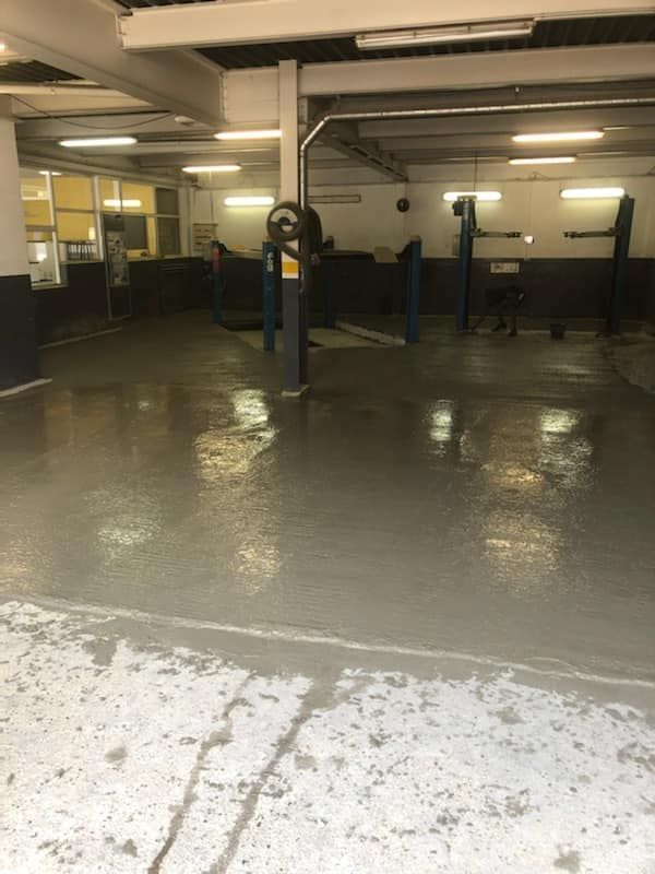 Chape de béton appliquée dans un garage automobile