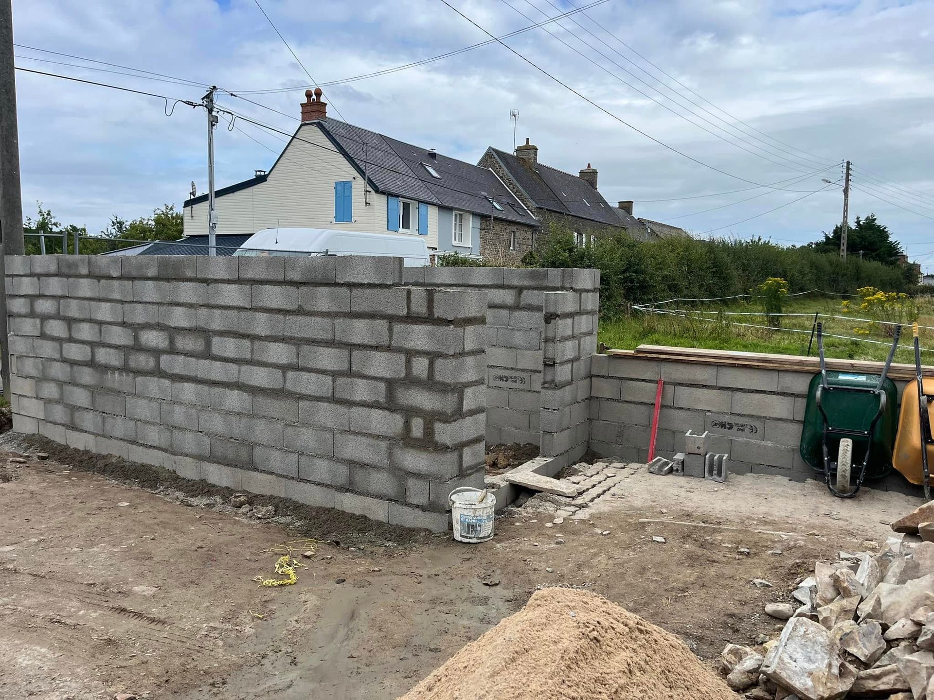 Poursuite des travaux avec la mise en place des murs du cabanon en parpaing