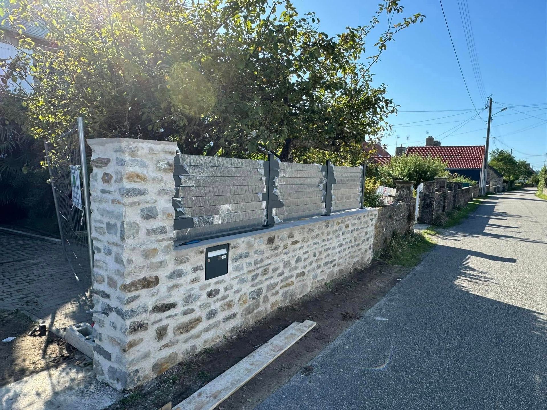 Travaux pour la construction d'un muret en pierres apparentes