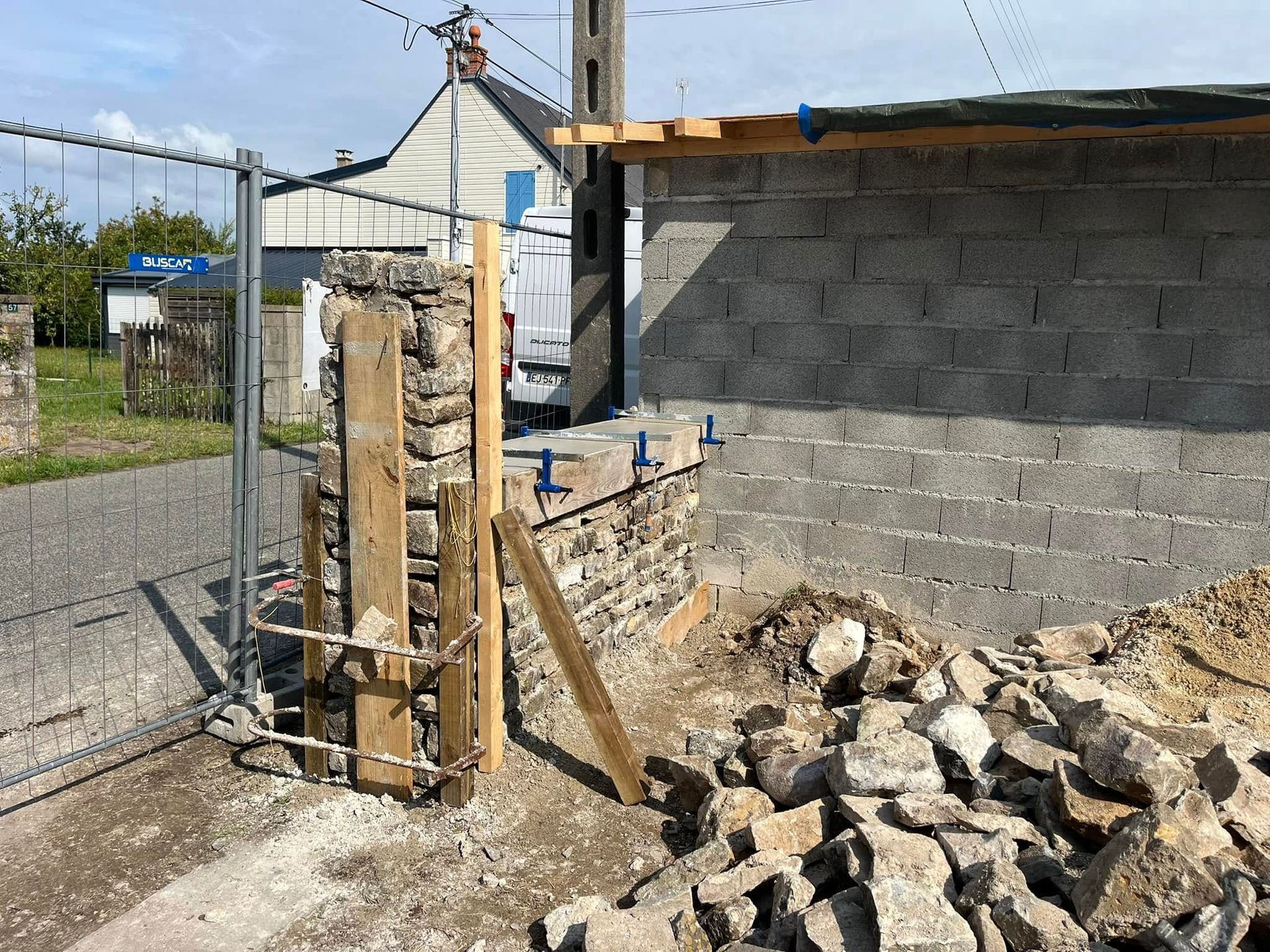 Construction d'un muret à côté du cabanon en parpaing