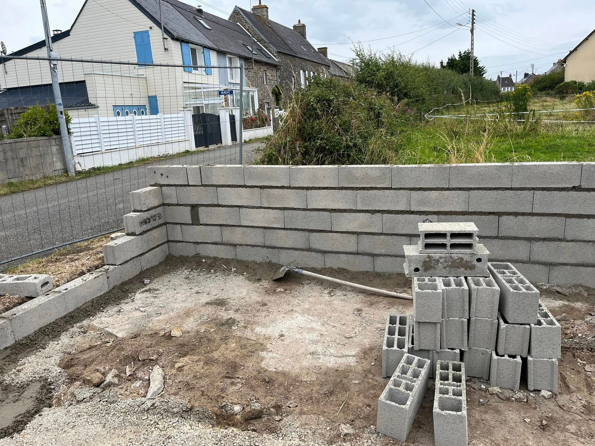 Début des travaux pour construire un cabanon à côté d'un portail