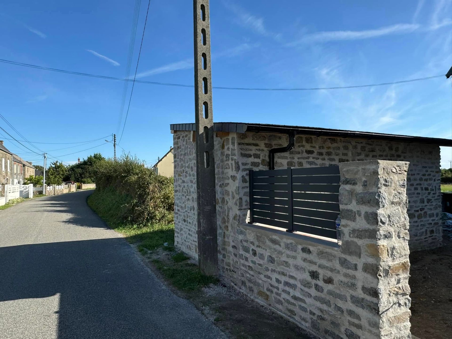 Autre muret avec le mur du cabanon, des pierres apparentes en finition