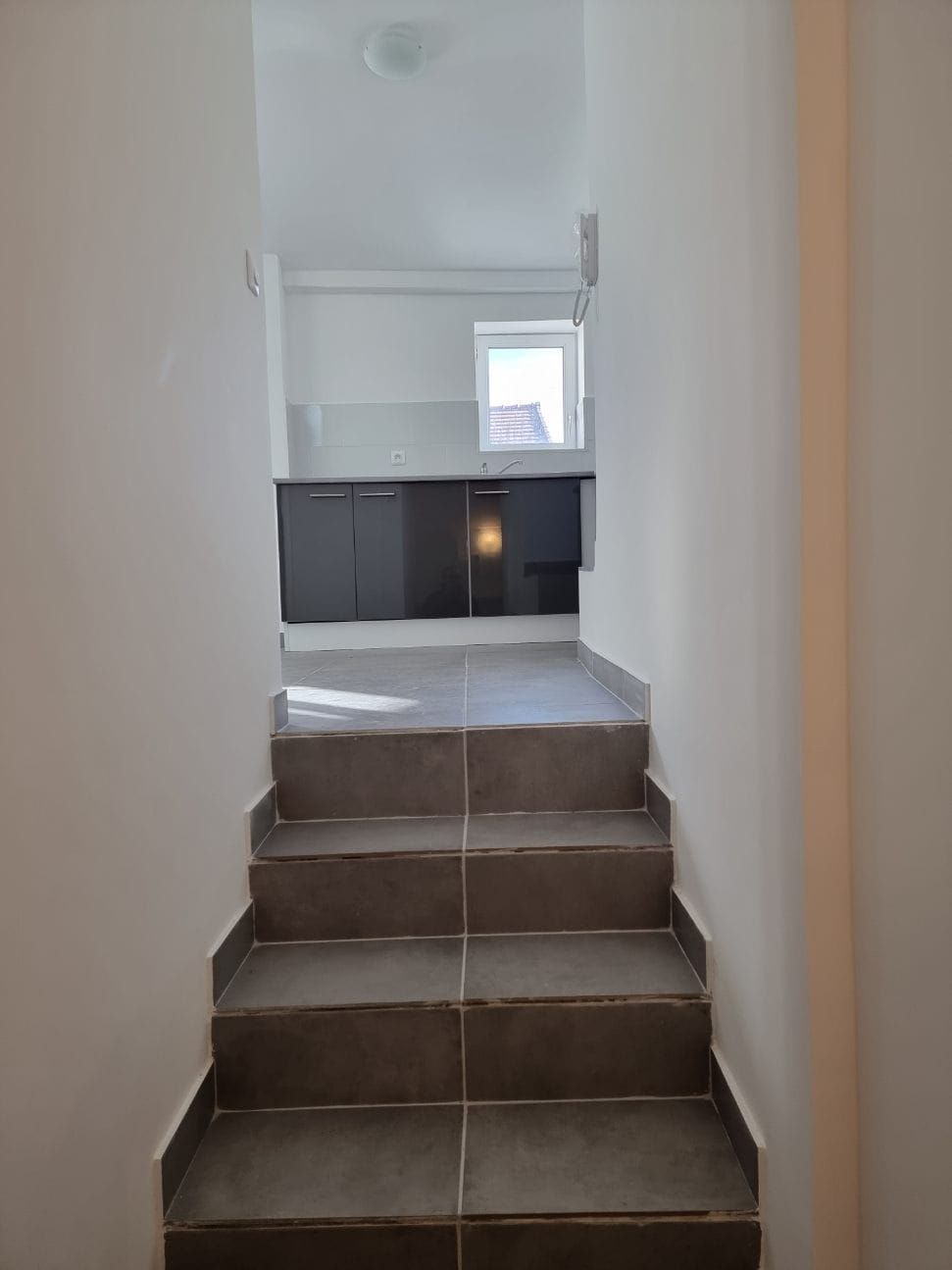 Carrelage d'escalier et dans la cuisine