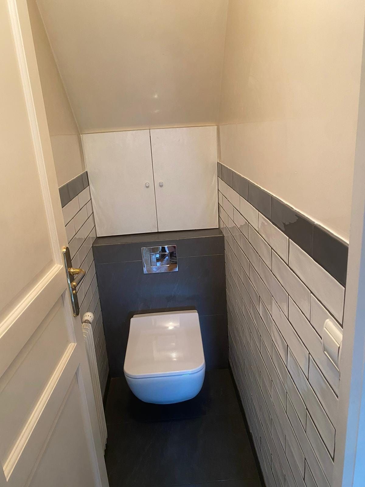 Faïence murale dans des toilettes