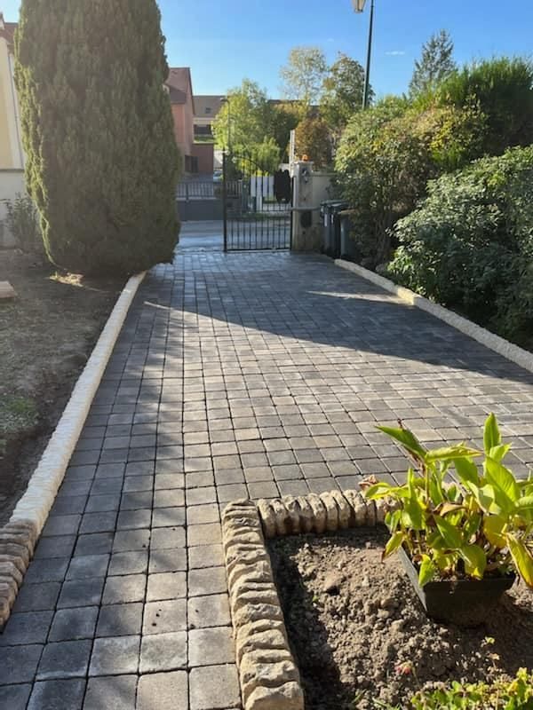 Allée avec dallage en pierre et bordures