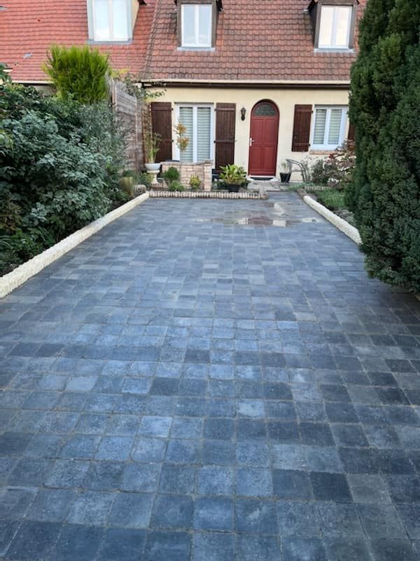 Allée de maison en pavés en pierre bleue et bordures blanches