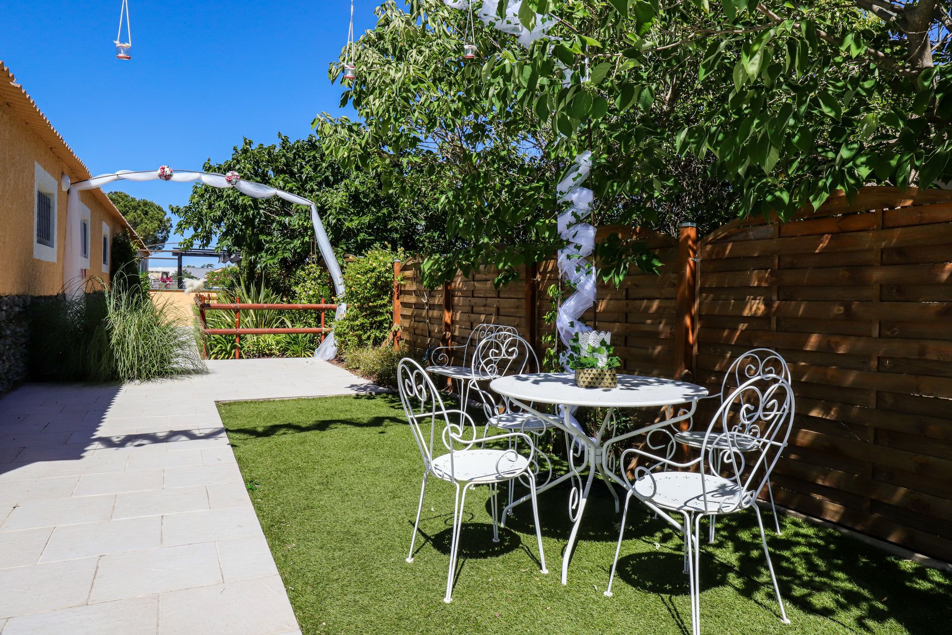 Un salon de jardin blanc