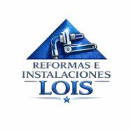 Logotipo de "Reformas e Instalaciones Lois" que muestra una llave inglesa cromada dentro de un tri&aacute;ngulo de ladrillos azules.