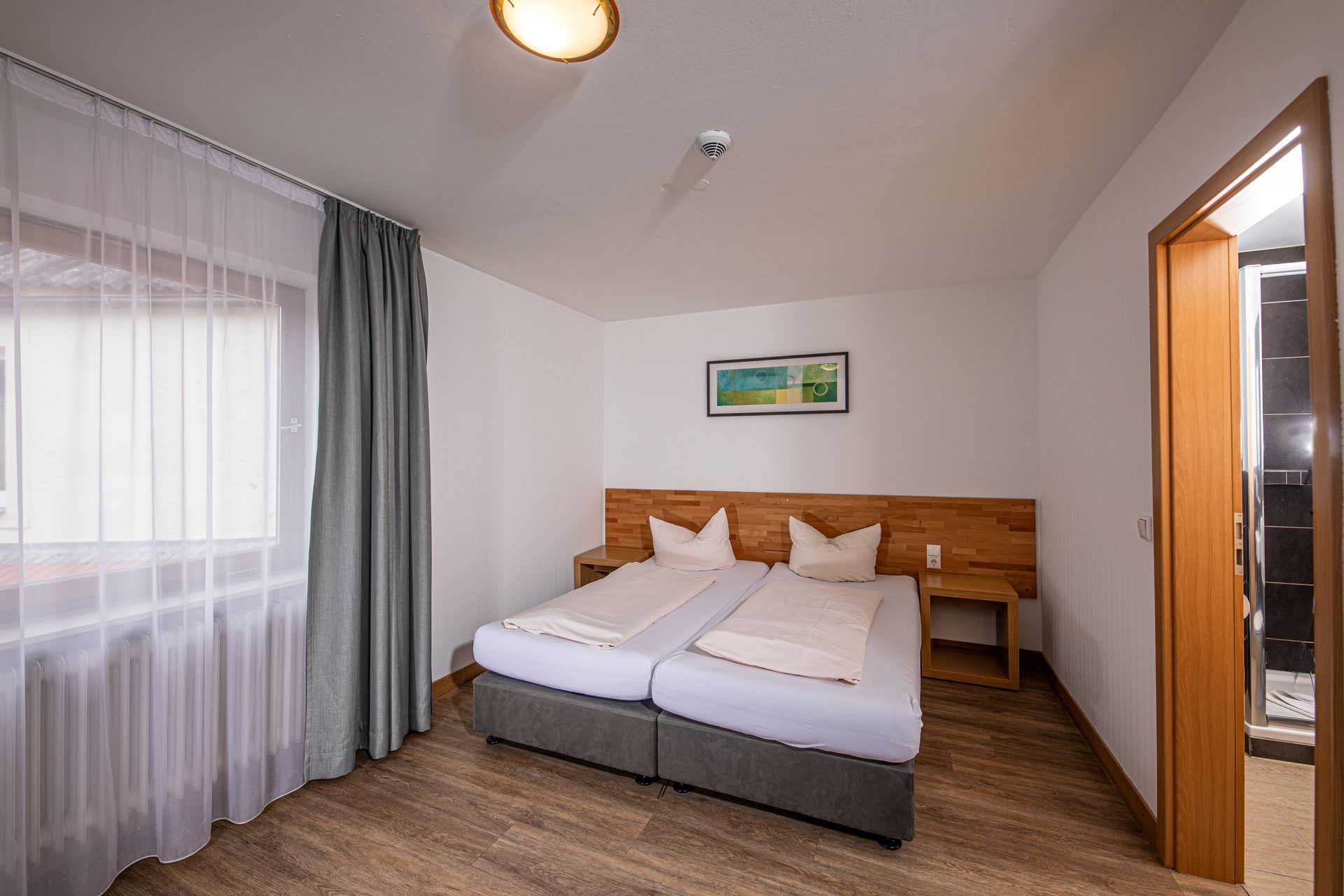 Doppelzimmer mit zwei Betten und großem Fenster im Hotel Gasthof Lamm