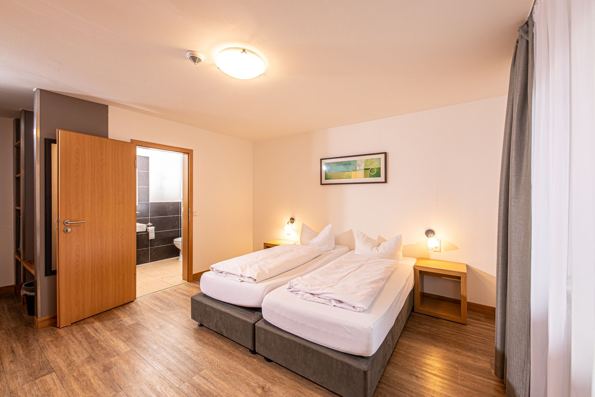 Hotelzimmer mit zwei gemütlichen Betten im Gasthof Lamm