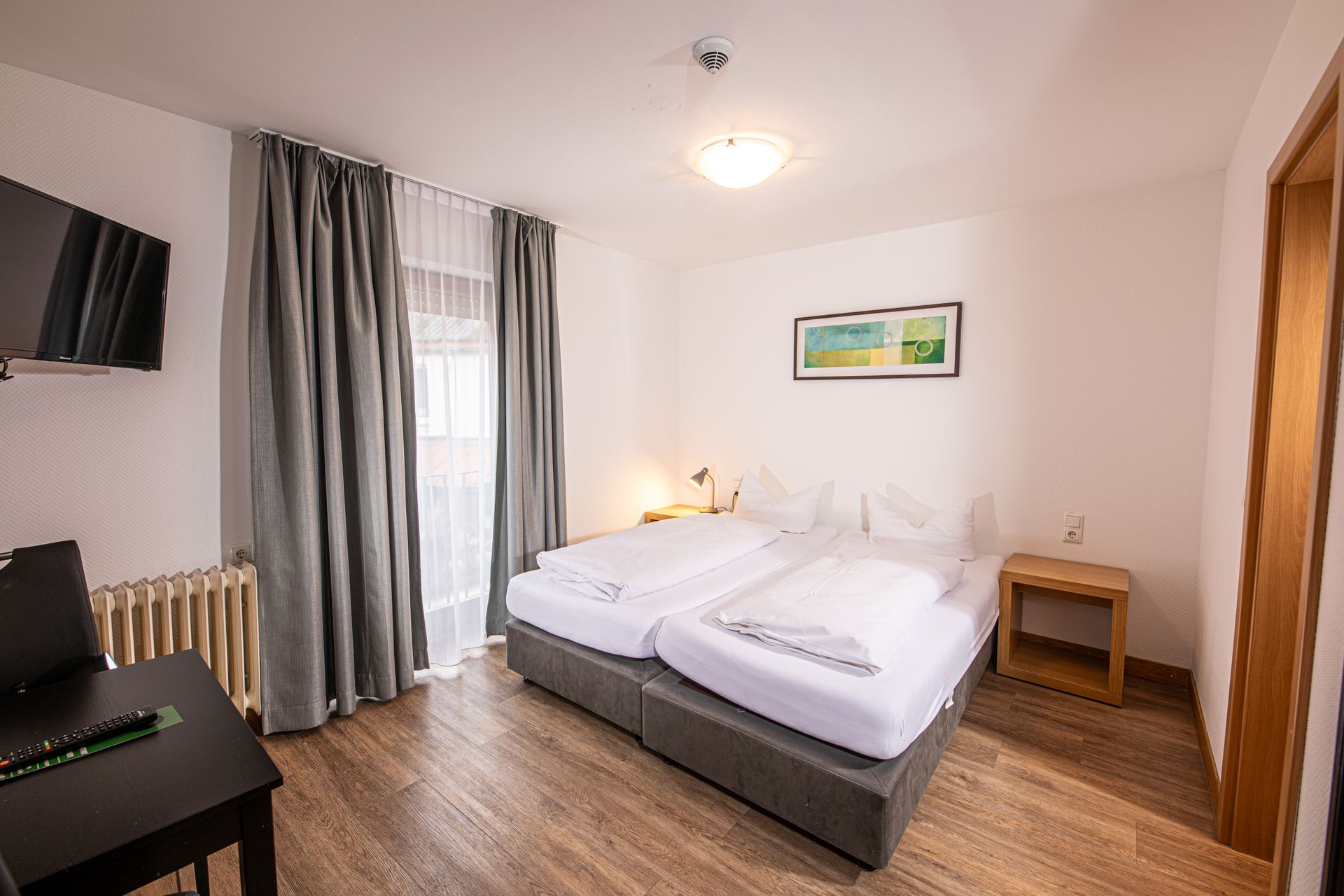 Helles Doppelzimmer mit Doppelbett im Hotel Gasthof Lamm