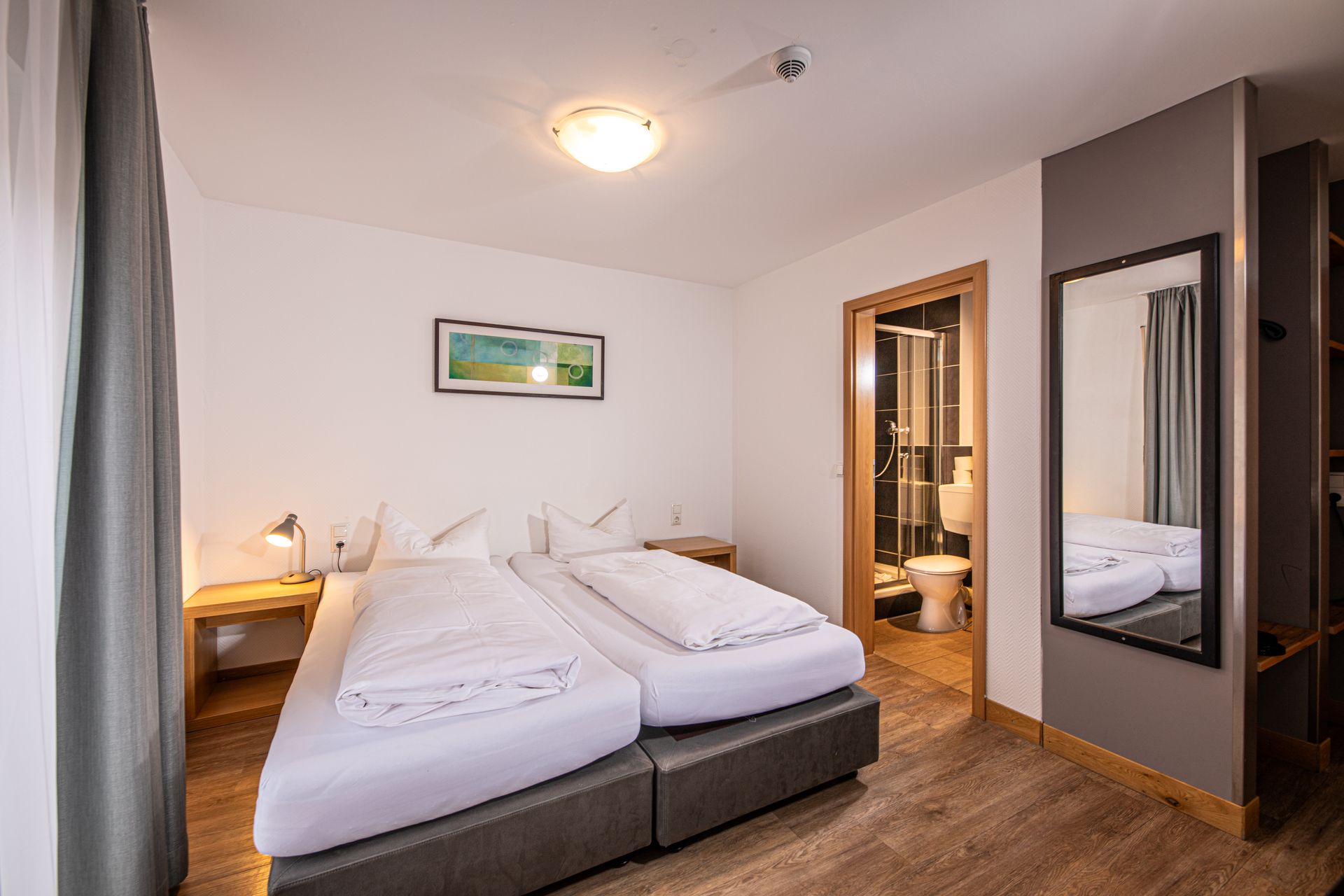 Hotelzimmer mit zwei gemütlichen Betten im Gasthof Lamm