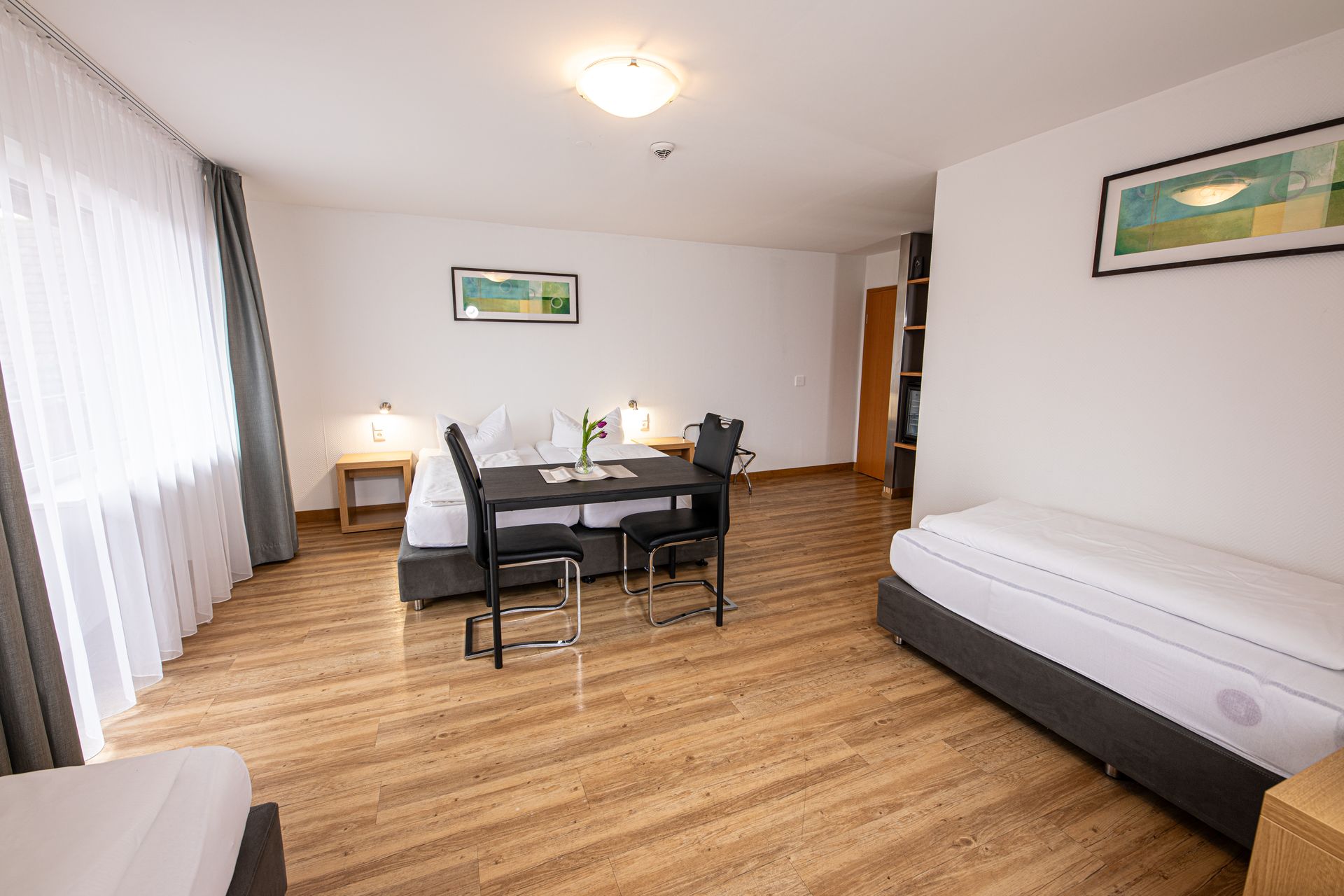 Großes 4-Bett-Zimmer mit Sitzecke und Esstisch im Hotel Gasthof Lamm