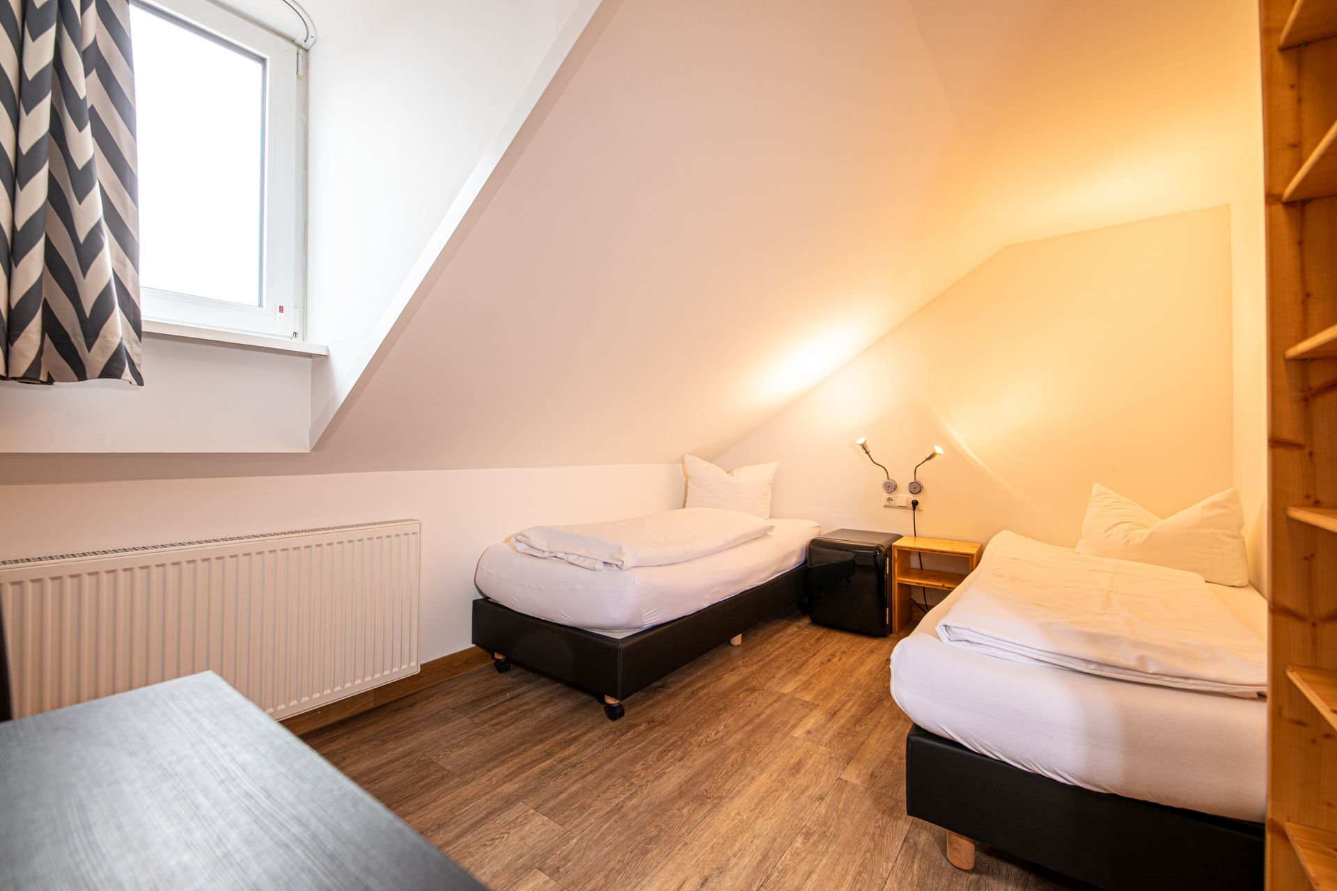 Gemütliches Hotelzimmer mit Dachschräge und zwei Einzelbetten im Gasthof Lamm