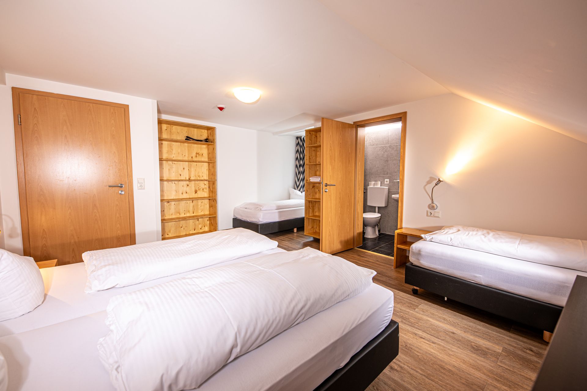 Hotelzimmer mit Dachschräge und vier Betten im Gasthof Lamm