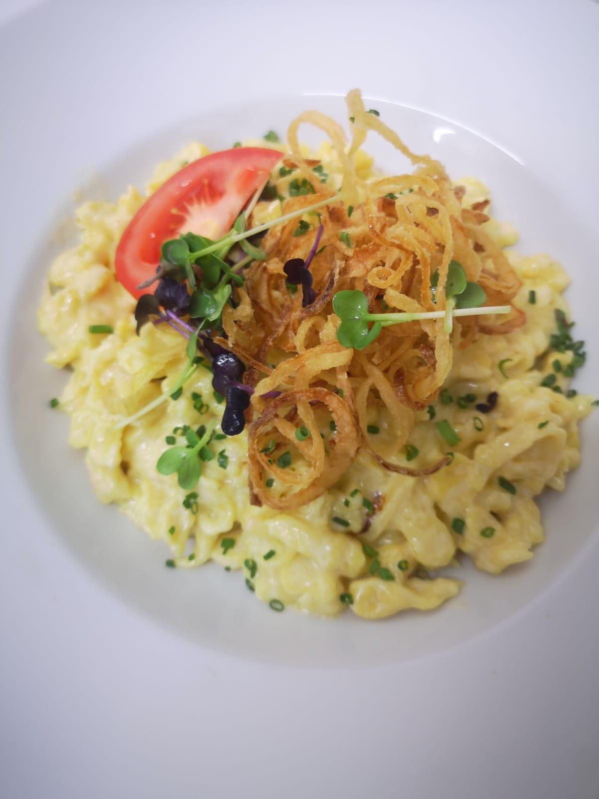 Käsespätzle mit Röstzwiebeln im Gasthof Lamm