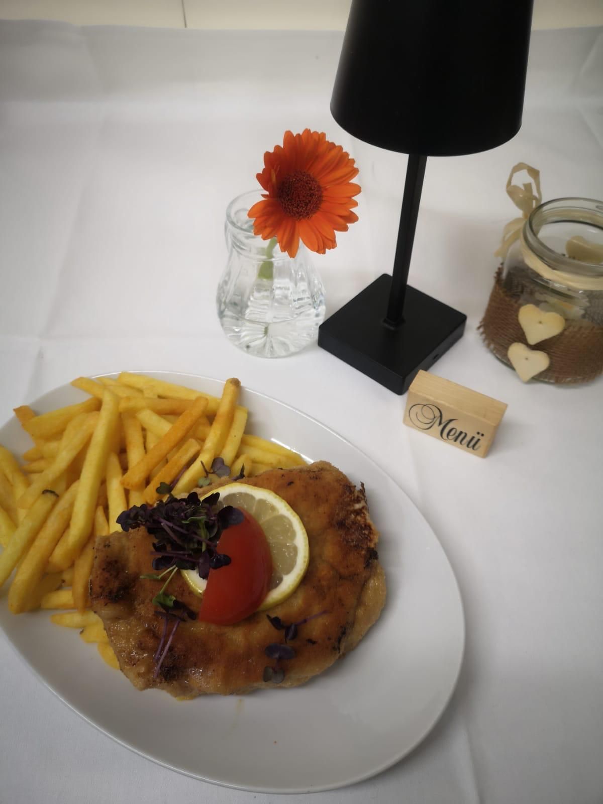 Schnitzel mit Pommes und Beilagensalat im Gasthof Lamm.