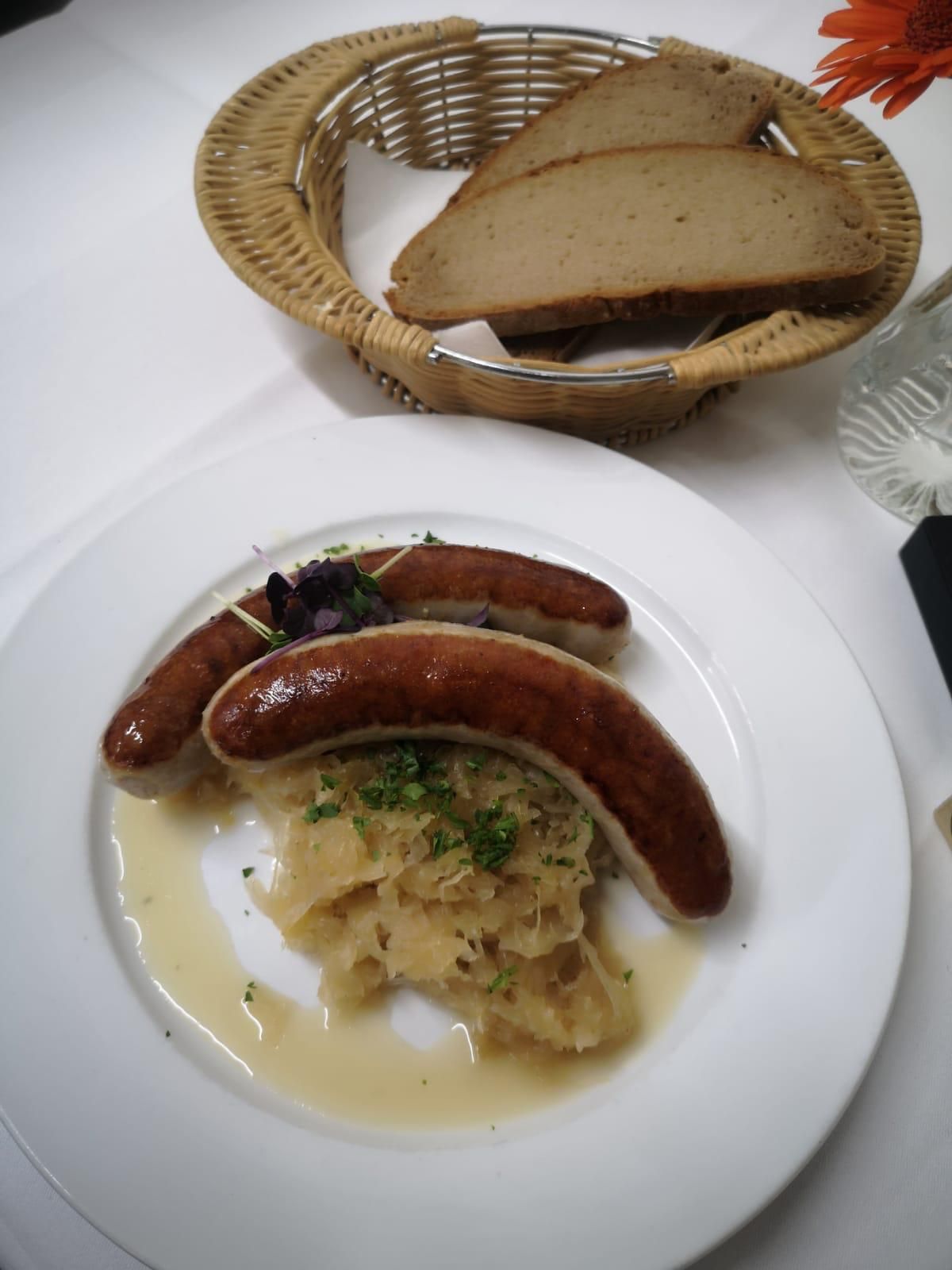Bratwürste mit Sauerkraut und Soße im Gasthof Lamm