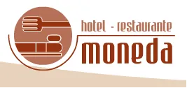 Logotipo para Hotel-Restaurante Moneda, con tenedor y plato marr&oacute;n dentro de un c&iacute;rculo, texto marr&oacute;n sobre fondo blanco.