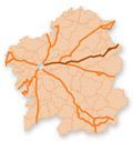 Mapa de una región, que muestra carreteras en naranja y marrón que irradian desde un punto central.