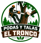 Logotipo de un trabajador cortando un tronco, con texto verde y negro &ldquo;PODAS Y TALAS EL TRONCO&rdquo;