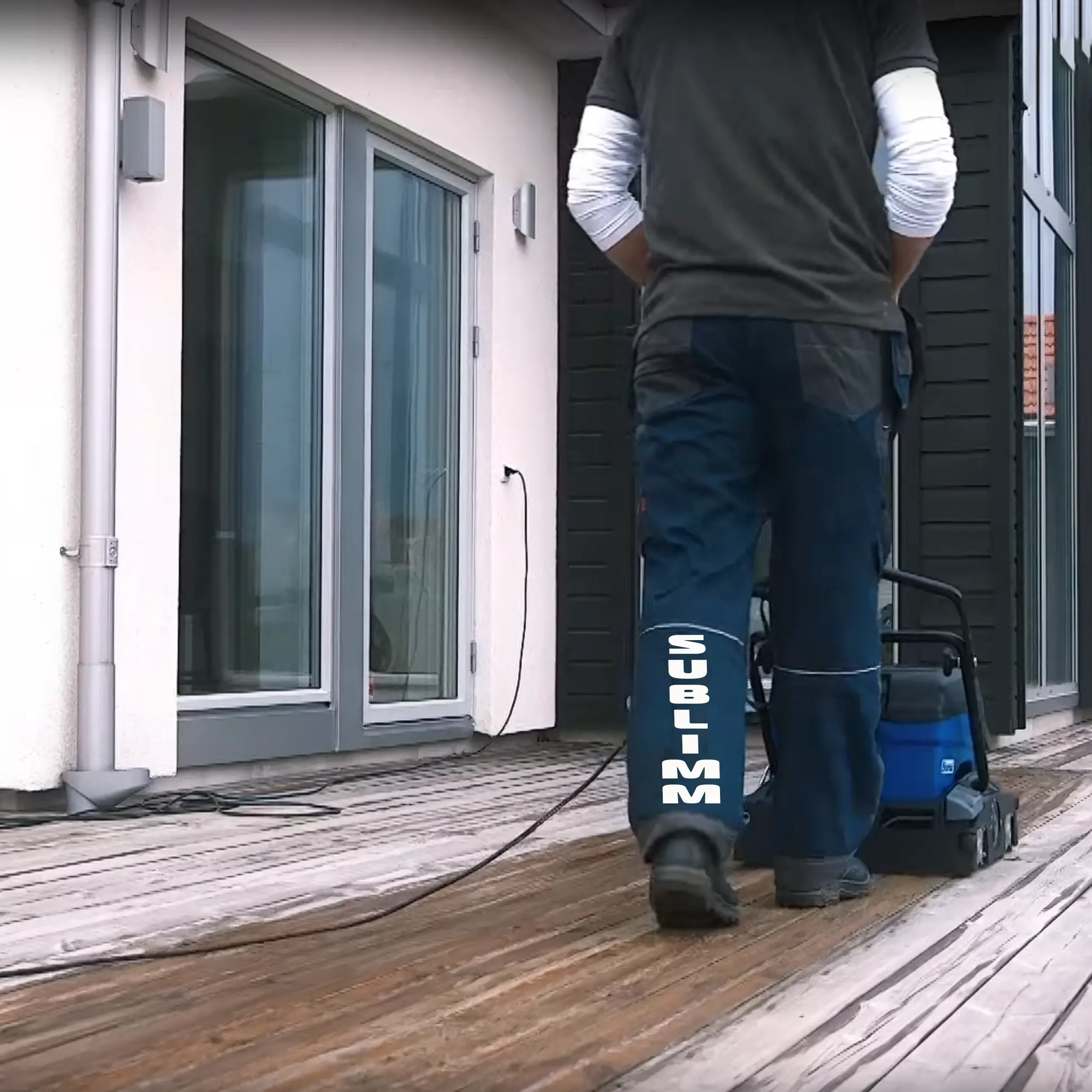 Décapage d'une terrasse en bois avec une machine professionnelle