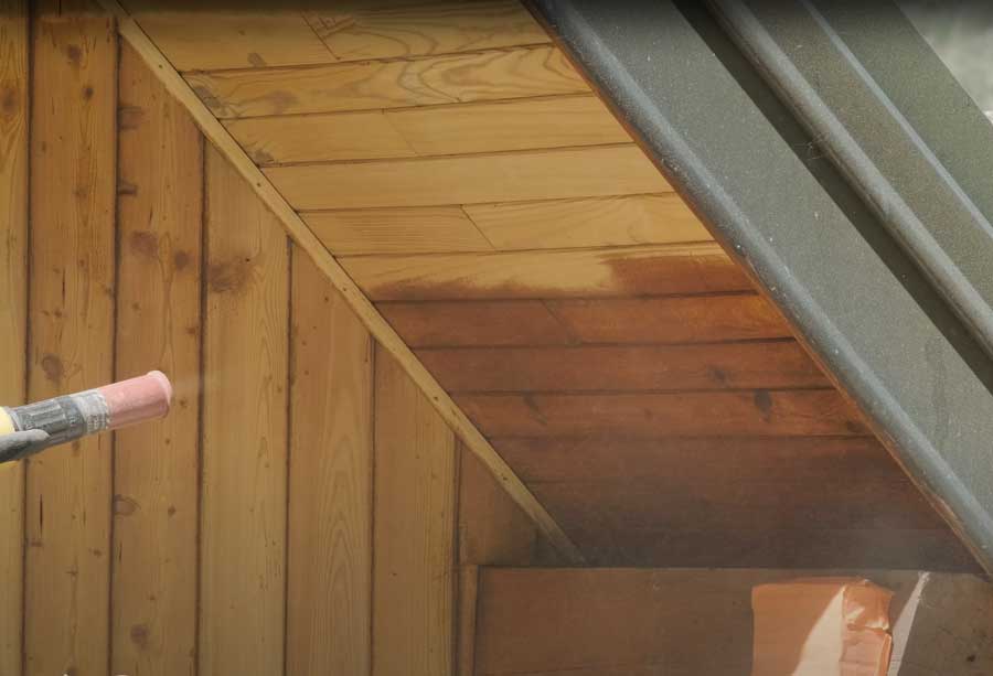 Décapage par aérogommage de parois en bois