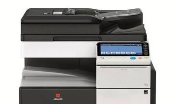 Impresora/copiadora multifunción Konica Minolta con panel de control táctil, blanco y negro.