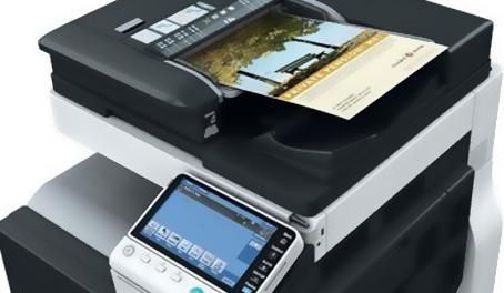 Impresora multifunción con pantalla táctil a color, escaneo de un documento.