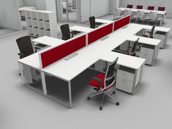 Oficina moderna con escritorios blancos, divisores rojos y sillas negras y rojas.