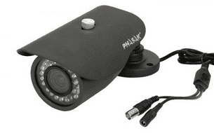 Cámara de seguridad negra con LED IR y cables de alimentación/video conectados.