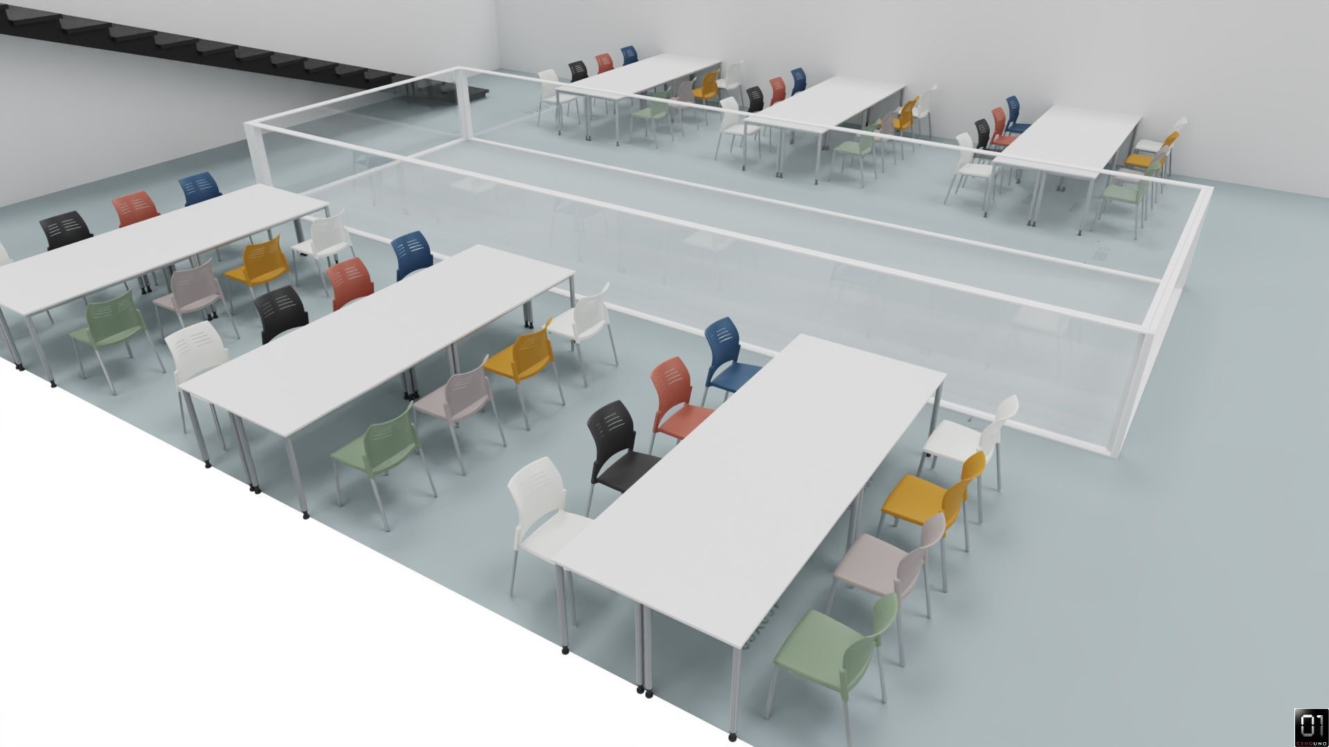 Aula con mesas rectangulares y sillas de colores dispuestas dentro de un área de paredes blancas.