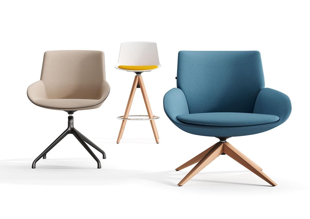 Tres sillas modernas: una giratoria color canela, un taburete de bar blanco/amarillo y una giratoria azul con base de madera.